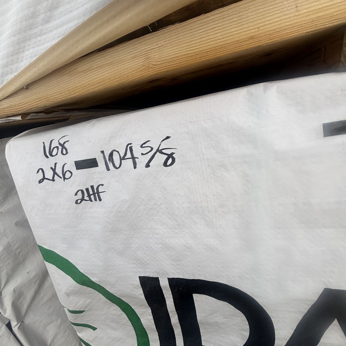 Close-up of wood grain on 2×6-104-5/8″ #2 kiln-dried Hem-Fir lumber from Idaho timber