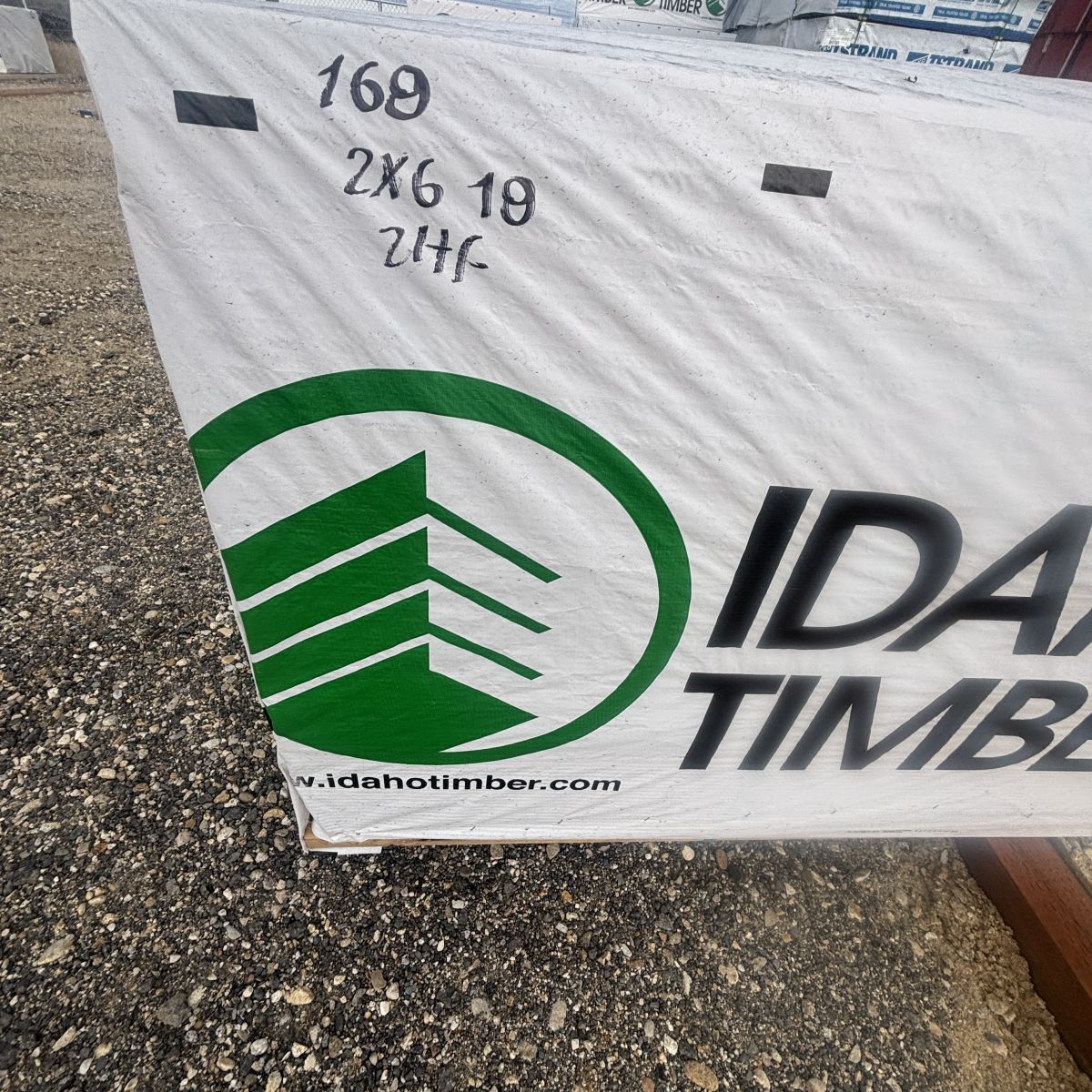 Close-up of 2×6-18′ #2 kiln-dried Hem-Fir lumber showing grain and milling quality